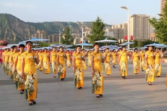 平?jīng)鲢垂军h委和興北路社區(qū)綠地廣場(chǎng)商圈黨建聯(lián)盟合作舉辦“謳歌新時(shí)代 共圓中國夢(mèng)”紀(jì)念改革開放四十周年大型群眾廣場(chǎng)文化活動(dòng)(圖4)