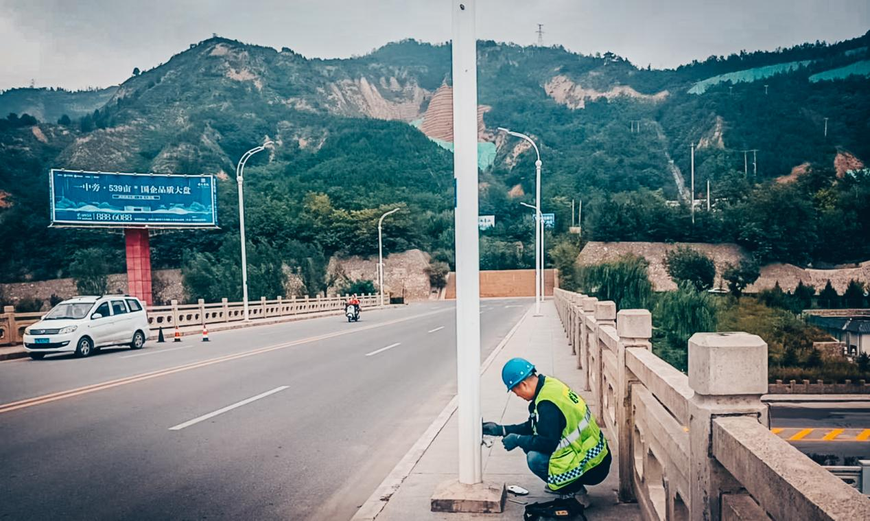 市產(chǎn)投集團(tuán)工程建設(shè)公司多措并舉做好元宵佳節(jié)路燈維護(hù)暨節(jié)日氛圍營(yíng)造工作(圖1)